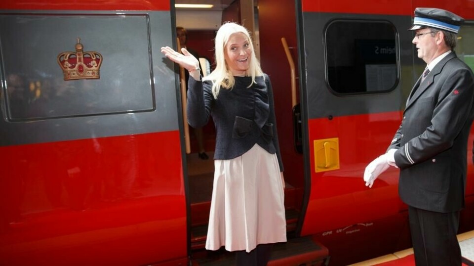 Kronprinsesse Mette Marit går om bord Litteraturtoget like før avgang fra Trondheim stasjon i 2015. Litteraturtoget er kronprinsesse Mette-Marits egen litteraturfestival. Foto: Heiko Junge / NTB