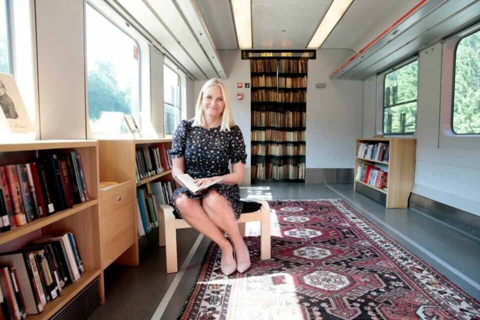 Kronprinsesse Mette-Marit på toget i bibliotekvogna i forbindelse med Litteraturtoget 2016. Kronprinsesse Mette-Marit på toget i bibliotekvogna i forbindelse med Litteraturtoget 2016. Foto: Lise Åserud / NTB