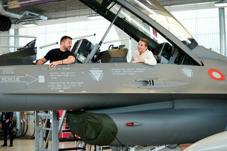 I august i fjor sjekket Ukrainas president Volodymyr Zelenskyj og Danmarks statsminister Mette Frederiksen ut et dansk F-16. I august i fjor sjekket Ukrainas president Volodymyr Zelenskyj og Danmarks statsminister Mette Frederiksen ut et dansk F-16. Foto: Mads Claus Rasmussen / Ritzau Scanpix / AP / NTB