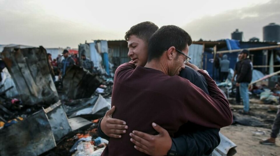 Minst 45 palestinere, over halvparten av dem kvinner, barn og eldre, ble drept i et angrep mot en teltleir for internt fordrevne i Rafah sør på Gazastripen søndag kveld. Foto: AP / NTB