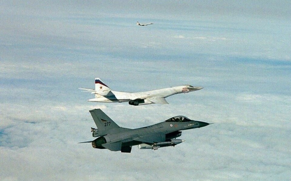 F-16 dannet ryggraden i det norske luftforsvaret i flere tiår. Her Her er et på oppdrag i 2008. De andre flyene er russiske bombefly av typen Tupolev Tu-160 som befant seg i internasjonalt luftrom. F-16 dannet ryggraden i det norske luftforsvaret i flere tiår. Her Her er et på oppdrag i 2008. De andre flyene er russiske bombefly av typen Tupolev Tu-160 som befant seg i internasjonalt luftrom. Foto: Per Egil Rygg / Luftforsvaret / AFP / NTB