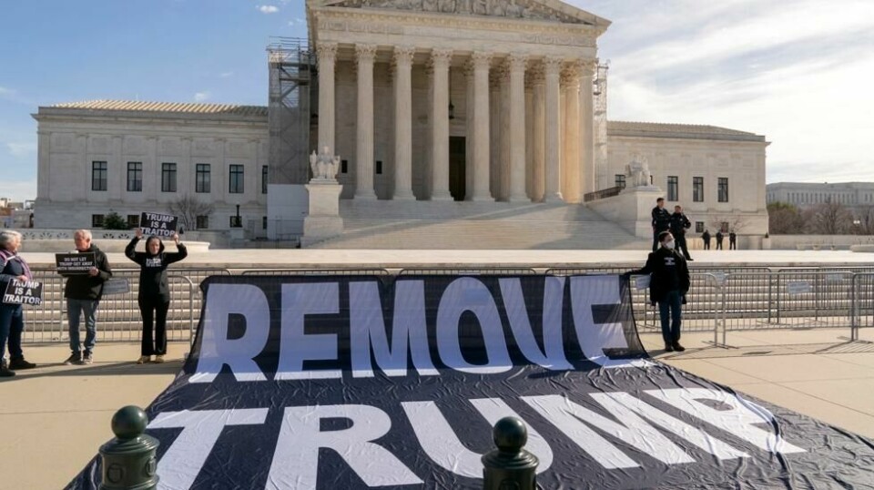 Demonstranter foran høyesterett krever at Donald Trump utelukkes fra presidentvalget, mens retten behandler vedtaket i Colorado om at Trump ikke får delta i nominasjonsvalget. Foto: Jose Luis Magana / AP / NTB