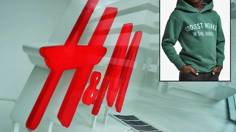Klesgiganten H&M ble anklaget for å være rasistiske da de publiserte en reklame hvor en svart femåring bar en trøye med ordene «Coolest monkey in the jungle». Nå avviser guttens mor anklagelsene.