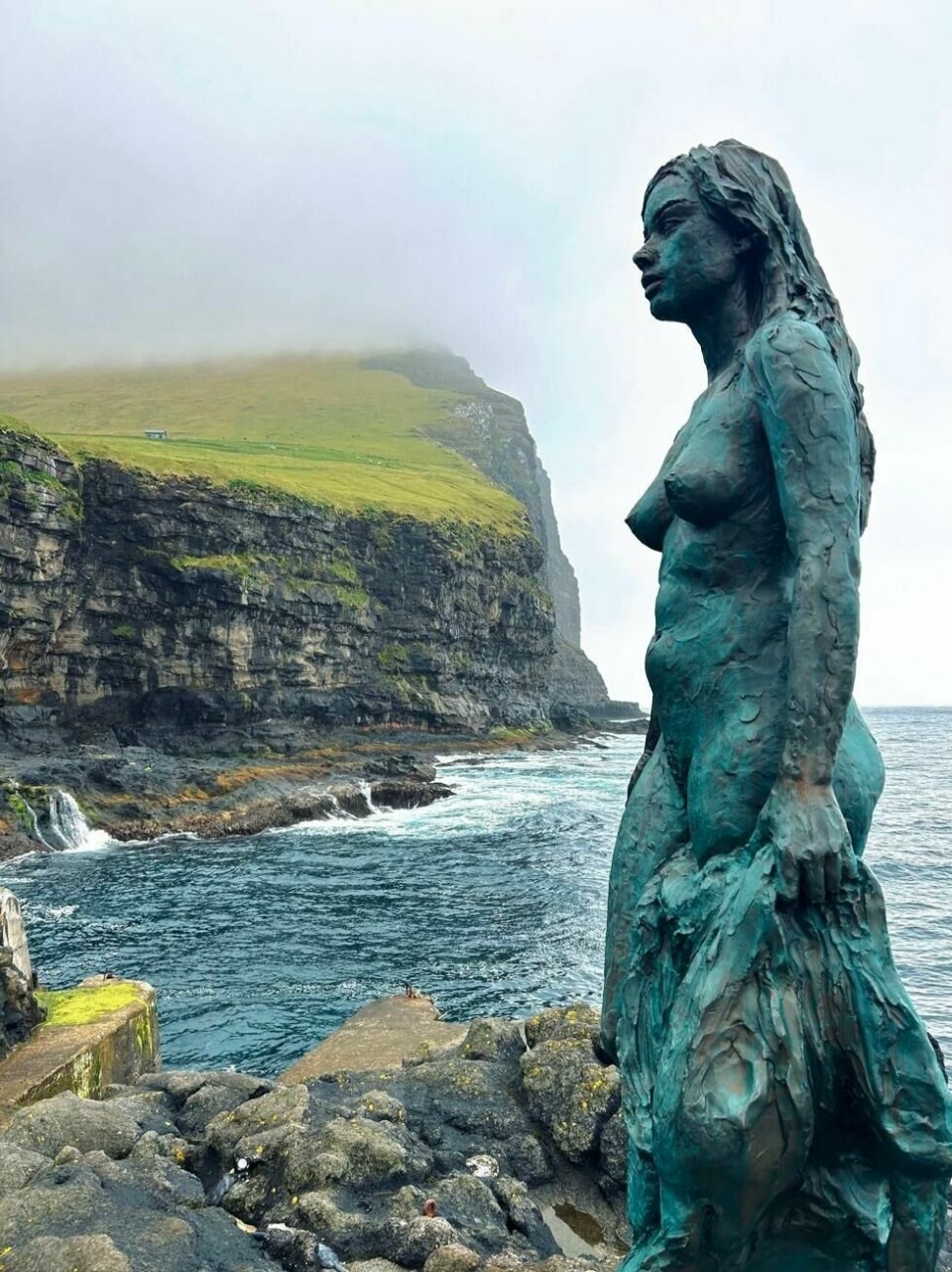 Selkvinnen: Sagnet om selkvinnen fra Mikladalur er såpass viktig for lokalsamfunnet at hovedrollen har fått en egen statue i bygda. Selkvinnen: Sagnet om selkvinnen fra Mikladalur er såpass viktig for lokalsamfunnet at hovedrollen har fått en egen statue i bygda. Foto: Ingrid Elle / Kapital