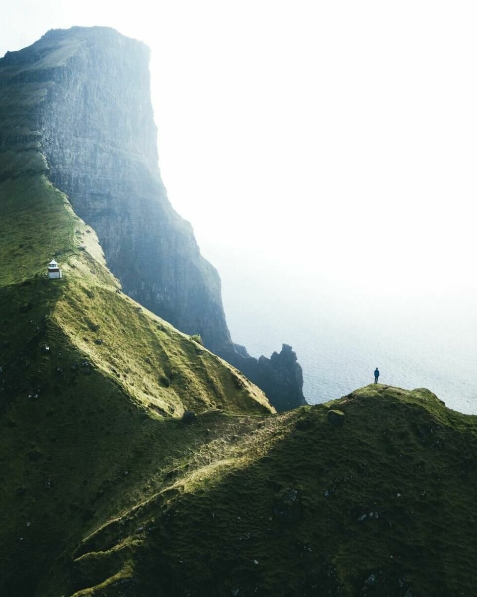 Utsikt mot fyrtårnet Kallur. Utsikt mot fyrtårnet Kallur. Foto: Michael Kagerer / Visit Faroe Islands