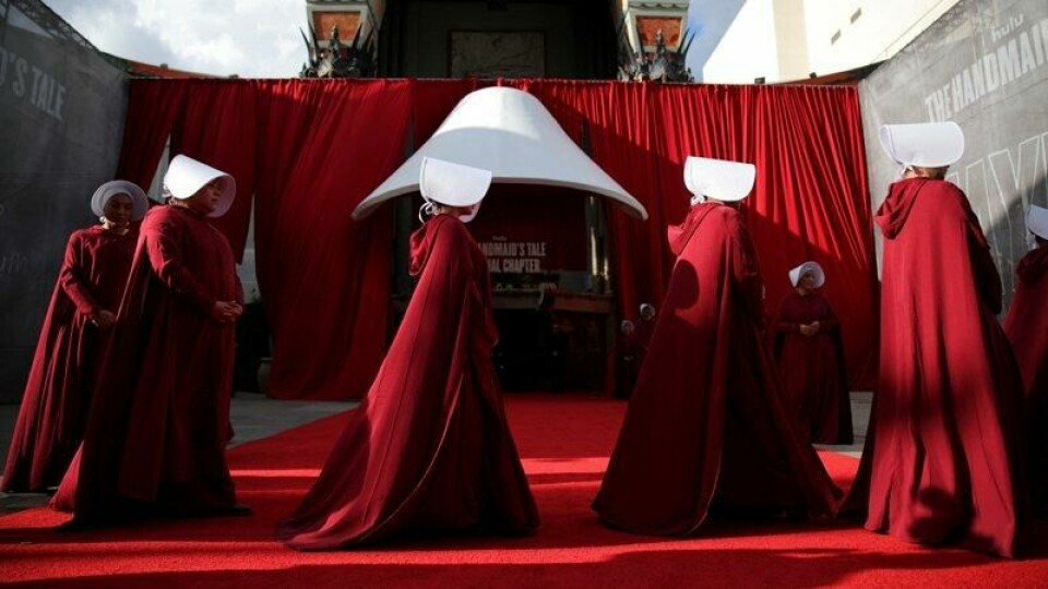 Folk i typiske «Handmaid's Tale»-kostymer i forbindelse med førpremieren på siste og sjette sesong av TV-serien i Los Angeles 2. april 2025.