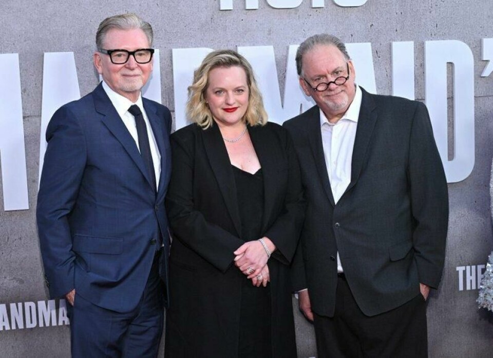 Produsent Warren Littlefield (t.v.), hovedskuespiller Elisabeth Moss og manusforfatter Bruce Miller på premieren til TV-serien 2. april i Hollywood. Produsent Warren Littlefield (t.v.), hovedskuespiller Elisabeth Moss og manusforfatter Bruce Miller på premieren til TV-serien 2. april i Hollywood. Foto: Lisa O'Connor / AFP / NTB