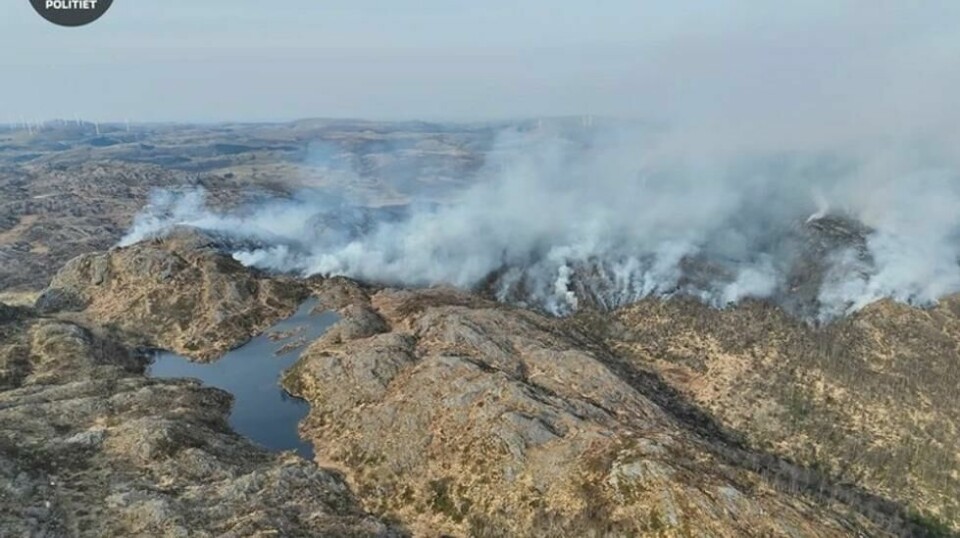 Brannvesenet og politiet har rykket ut til lyngbrann i området Storavatnet i Bjerkreim. Politiet bistår med å få en oversikt med bruk av politidrone.