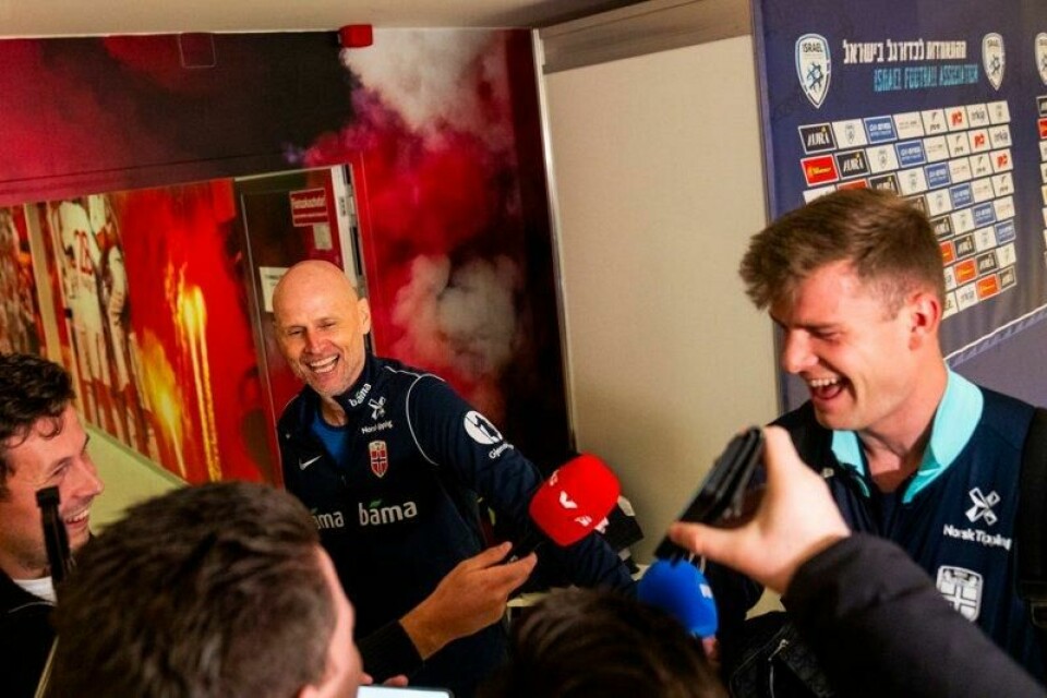 Ståle Solbakken og Alexander Sørloth i godt humør i intervjusonen på stadion i Debrecen etter 4-2-seieren over Israel.