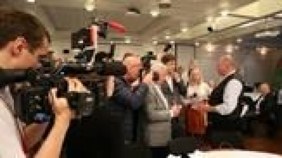 Pressen flokker seg rundt FNBs 1. kandidat Trym Aafløy. Det er nesten flere pressefolk tilstede på partiets valgvake i Bergen enn det er tilhengere. Pressen flokker seg rundt FNBs 1. kandidat Trym Aafløy. Det er nesten flere pressefolk tilstede på partiets valgvake i Bergen enn det er tilhengere. Foto: Elisabeth Bergskaug/ABC Nyheter