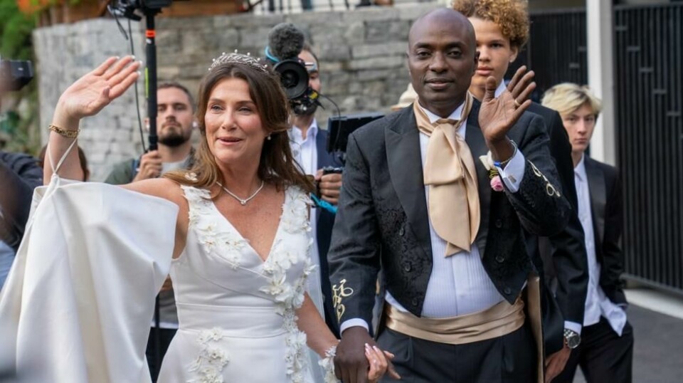 Prinsesse Märtha Louise og Durek Verrett vinker til tilskuere på vei til bryllupsfesten sin på Hotel Union i Geiranger.