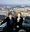 Statsministrene Margaret Thatcher og Gro Harlem Brundtland beskuer Oslo fra toppen av Regjeringbygget før de politiske samtalene tok til. Foto: Jens Kvale NTB / Scanpix