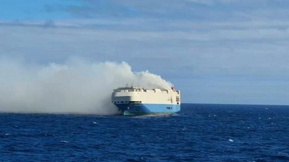 Skipet Felicity Ace står i full fyr utenfor kysten av Portugal.