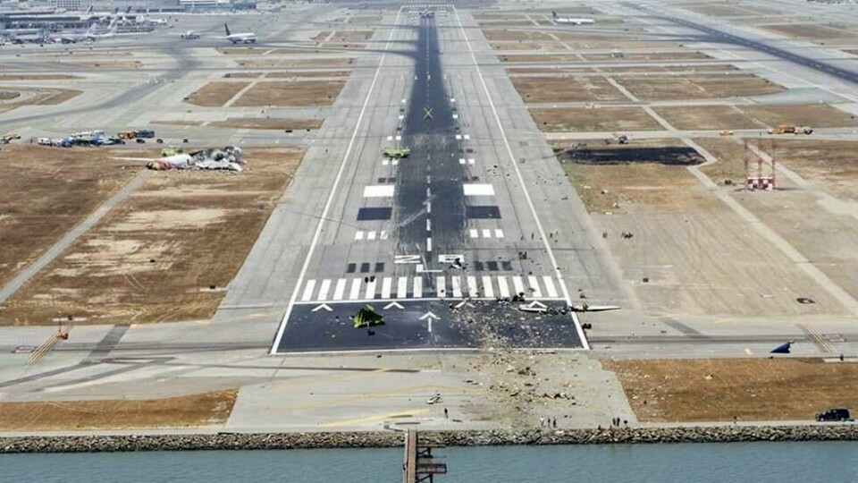 Flyet nådde ikke rullebanen i tide og traff sjødiken på kanten av San Francisco-bukta, før haleseksjonen og den ene motoren brøt av. Flykroppen skled ut av rullebanen og stanset til venstre for rullebane 28L. Flyet nådde ikke rullebanen i tide og traff sjødiken på kanten av San Francisco-bukta, før haleseksjonen og den ene motoren brøt av. Flykroppen skled ut av rullebanen og stanset til venstre for rullebane 28L. Foto: NTSB