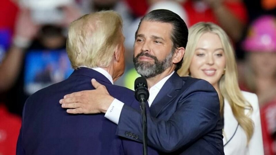 Donald Trump jr. klemmer sin far Donald Trump. Han skal være på vei til Grønland.