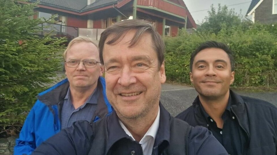 Dette bildet la advokat John Christian Elden ut på Facebook torsdag kveld. Sindre Finnes til venstre og PR-rådgiver Geir Håkonsund til høyre.