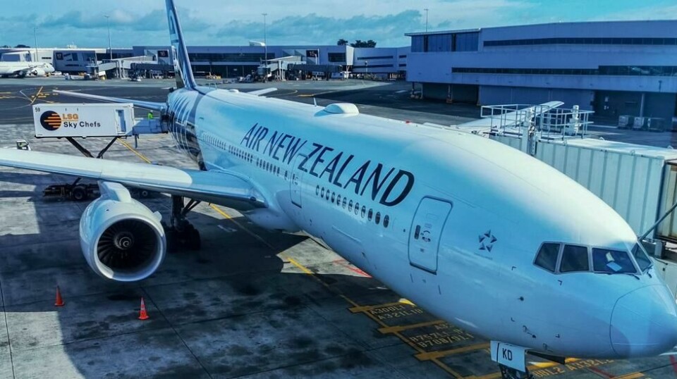 Air New Zealands flight fra Queenstown til Auckland ble halvannen time forsinket da det klikket for piloten under sikkerhetssjekken før avgang. Her en Boeing 777 fra Air New Zealand parkert ved gate på Auckland internasjonale flyplass