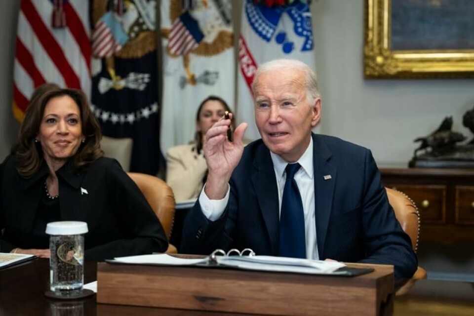 USAs visepresident Kamala Harris og president Joe Biden avlyser begge det som ville vært deres siste utenlandsturer før de går av.