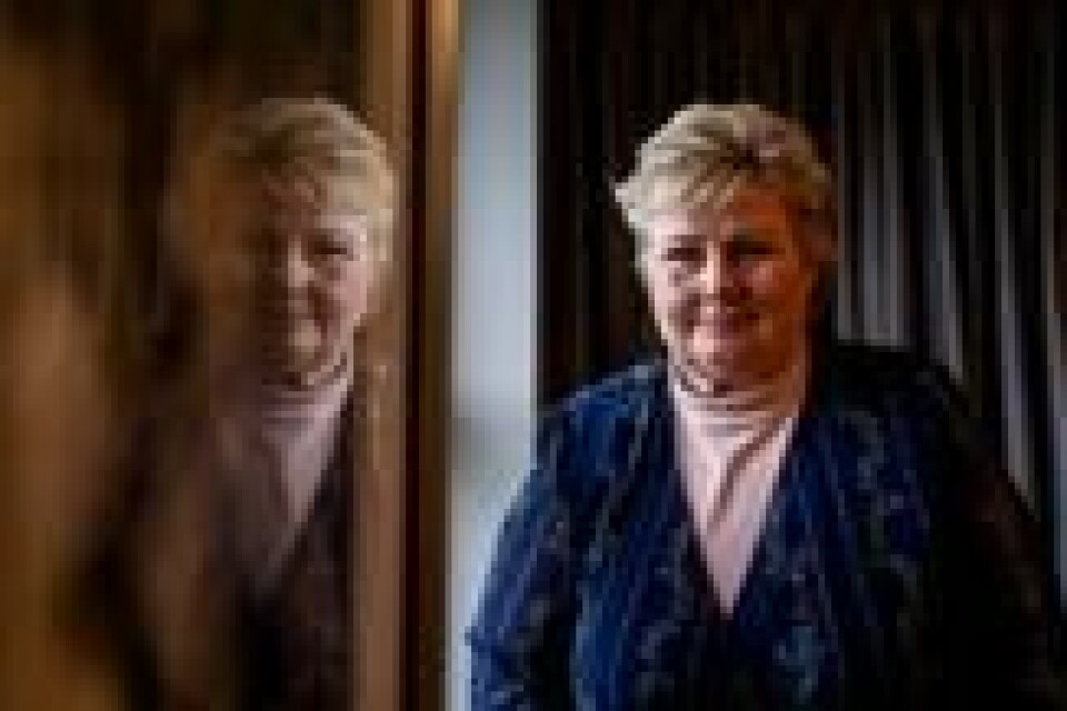 Det har vært tøffe tak for Erna Solberg etter at stadig mer av ektemannens aksjehandler er blitt kjent. Men enn så lenge blir hun sittende som Høyre-leder. Det har vært tøffe tak for Erna Solberg etter at stadig mer av ektemannens aksjehandler er blitt kjent. Men enn så lenge blir hun sittende som Høyre-leder. Foto: NTB