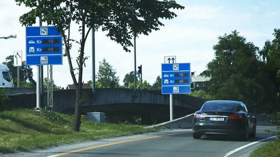 Det skal bli dyrere å kjøre bil i Oslo - også for nullutslippsbilene som snart må belage seg på å betale bompenger. Foto: Scanpix