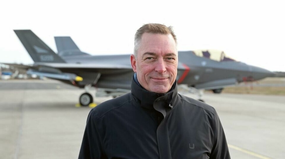 Forsvarsminister Frank Bakke-Jensen forsvarer hemmeligholdet av en rapport fra Ruiksrevisjonen om støttefunksjoner for F-35. Her foran et av de nye kampflyene på Rygge tidligere i år.