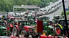 Ved grensepasseringen Biriatou i Baskerland på motorveien AP-8 var det også fullt av traktorer som sperret veien. Foto: Nicolas Mollo / AP / NTB