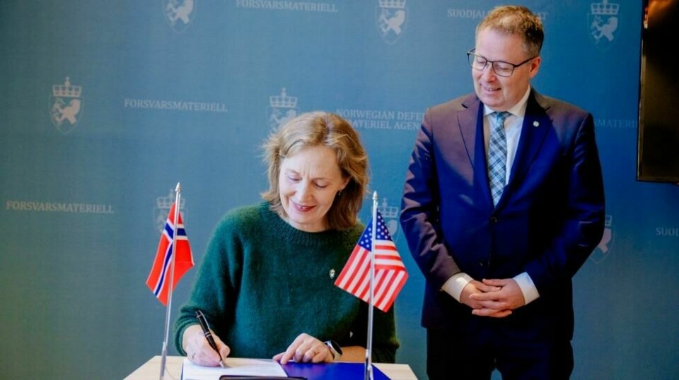 Forsvarsmateriell-sjef Gro Jære signerer avtalen om å kjøpe nye luftvernmissiler til over 4 milliarder kroner. Forsvarsminister Bjørn Arild Gram (Sp) er også med på signeringen. Foto: Stian Lysberg Solum / NTB