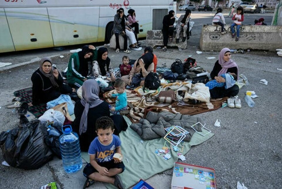 Familier sitter på gaten på Martyrplassen i Beirut etter å ha flyktet fra hjemmene sine. Foto: AP Photo/Bilal Hussein/NTB Familier sitter på gaten på Martyrplassen i Beirut etter å ha flyktet fra hjemmene sine. Foto: AP Photo/Bilal Hussein/NTB