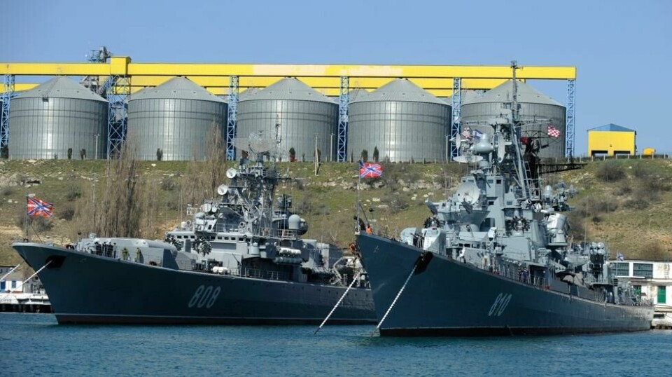 Russiske krigsskip i havnen i Sevastopol på Krim-halvøya i mars 2014. Ukraina har lyktes med å senke og ødelegge en stor del av den russiske svartehavsflåten ved hjelp av drone- og rakettangrep. Arkivfoto: AP / NTB