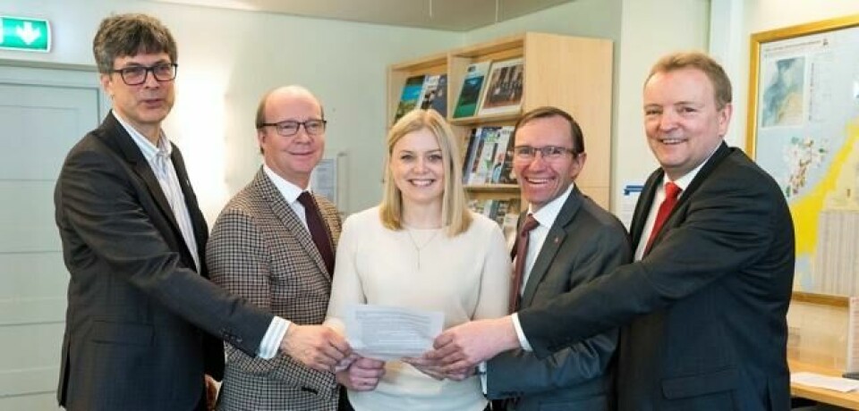 ACER-KAMERATENE: Per Espen Stoknes (MDG), Kjetil Kjenseth (Venstre), Tina Bru (H), Espen Barth Eide (Ap) og Terje Halleland (Frp) signertei fjor sitt felles ståsted i ACER- og NorthConnectsakene. ACER-KAMERATENE: Per Espen Stoknes (MDG), Kjetil Kjenseth (Venstre), Tina Bru (H), Espen Barth Eide (Ap) og Terje Halleland (Frp) signertei fjor sitt felles ståsted i ACER- og NorthConnectsakene.