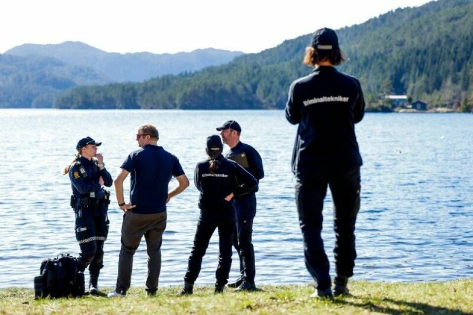 Krimteknikere fra politiet ved Vinddalsvatnet utenfor Bergen etter at et småfly gikk ned tirsdag ettermiddag.
