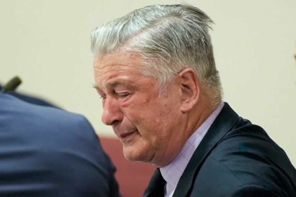 Skuespilleren og produsenten Alec Baldwin, her i retten i juli, var tiltalt for uaktsomt drap etter at en revolver som ble brukt som rekvisitt ble avfyrt under innspilling av filmen «Rust». Saken er imidlertid blitt avvist i to omganger av en dommer i New Mexico.