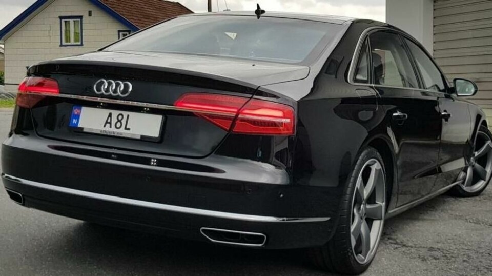 Bilen til Bjørn er virkelig et smykke. Med splitter nye personlige bilskilt er det dessuten flere som tror det er Kongen som kommer kjørende.