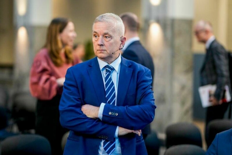 Knut Storberget overrakte torsdag en rapport om alvorlig kriminalitet blant barn og unge. Rapporten får kraftig kritikk fra ett av medlemmene i ekspertgruppa.