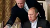 Jevgenij Prigozjin fikk Vladimir Putins respekt da han selv serverte gjestene på luksusrestaurantene sine i St. Petersburg. Samarbeidet mellom de to har sikret Prigozjin kallenavnet «Putin kokk». Foto: AP
