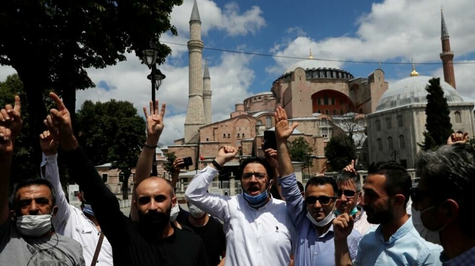 Tyrkere jubler med muslimske slagord foran Hagia Sophia, som skal nå gjøres om til en moské, 17. juli 2020. Bygningen var opprinnelig en bysantisk kirke, før det ble en moské etter muslimsk erobring. Som en gave til verden og for å nærme seg Vesten, gjorde Ataturk stedet til et museum i 1935.