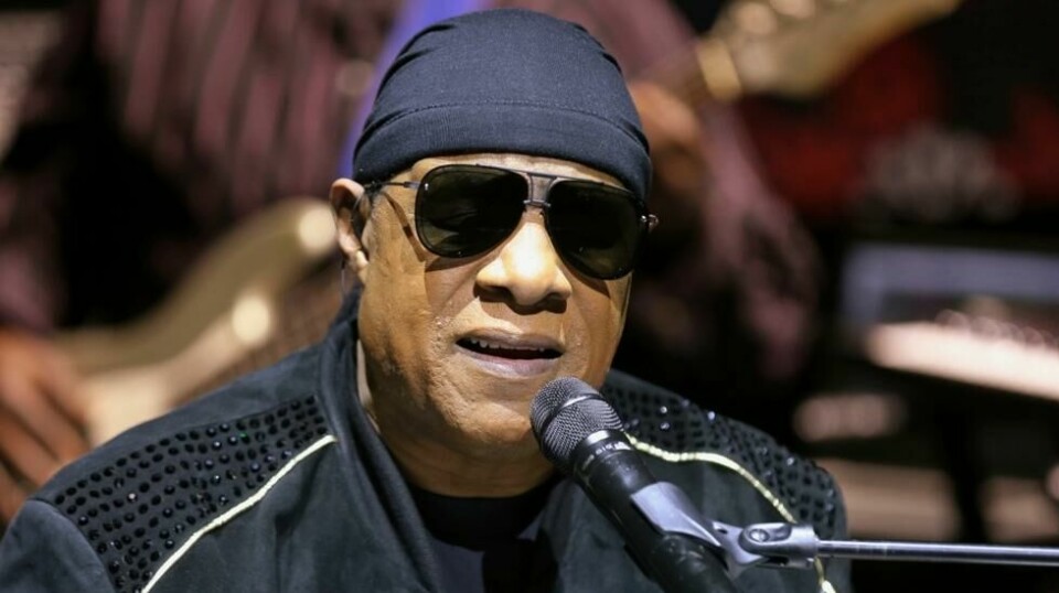 Stevie Wonder er ikke tilfreds med hvordan samfunnet i USA har utviklet seg. Nå vil artisten flytte til Ghana. Her fotografert under en konsert i Los Angeles.