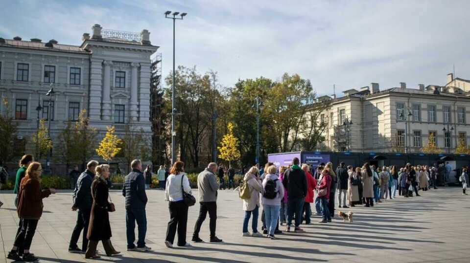 Litauere stemmer søndag på ny nasjonalforsamling i landet. Her står mange i kø i Vilnius for å forhåndsstemme 9. oktober. Foto: Mindaugas Kulbis / AP / NTB