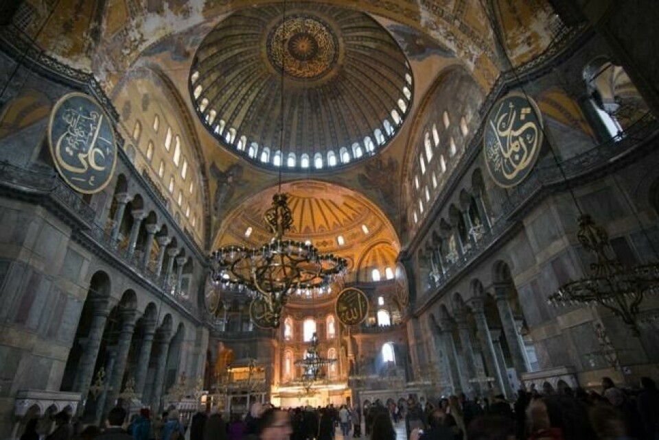 Innsiden av Hagia Sofia har både kristne og muslimske symboler. Innsiden av Hagia Sofia har både kristne og muslimske symboler. Foto: Maksym Kozlenko / CC 4.0