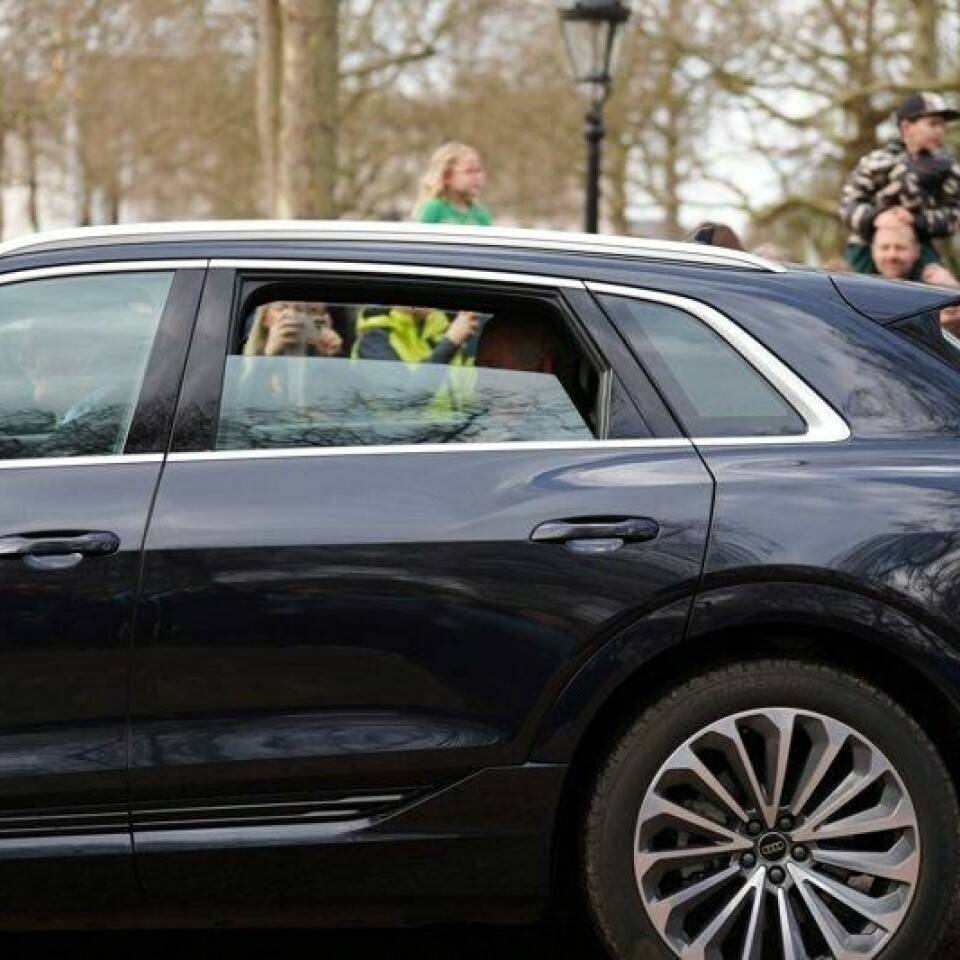 Storbritannias kong Charles blir kjørt fra Clarence House til Buckingham Palace fredag morgen.