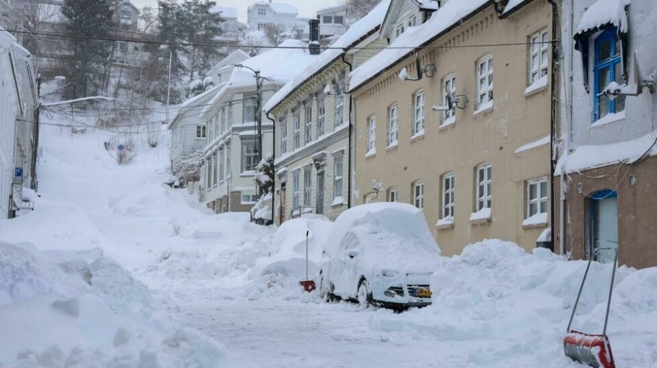 – Flere av kommunene sliter med å få hjemmetjenestene til å fungere. De jobber alt de kan med å brøyte, men det er rett og slett ikke mulig med all snøen og biler som står parkert over alt, sier fylkesberedskapssjef Yngve Årøy hos Statsforvalteren i Agder. Her ser vi fra Arendal sentrum som har fått mye snø det siste døgnet, og mer skal det komme. Foto: Tor Erik Schrøder / NTB