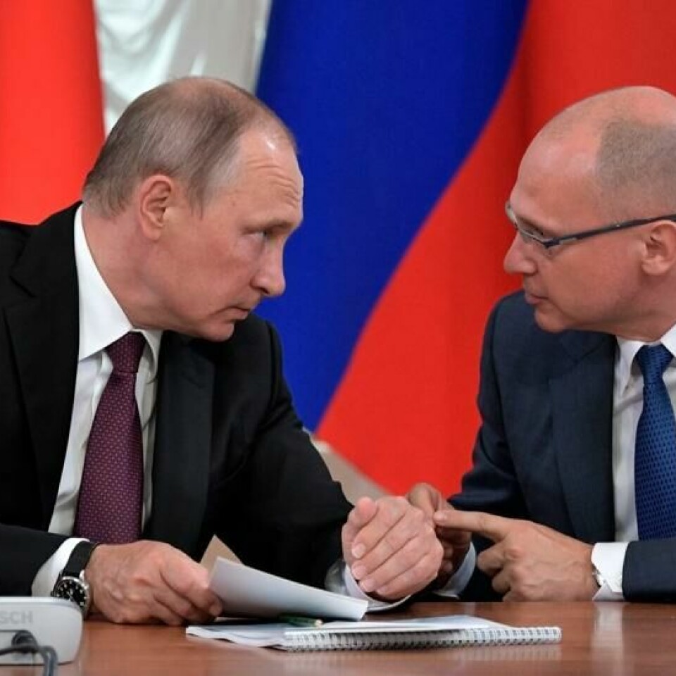 Russlands president Vladimir Putin sammen med første nestleder i presidentadministrasjonen, Sergej Kirijenko (t.h.). En kronikk signert sistnevnte, hvor han lover å gjenoppbygge Donbas-regionen, ble søndag publisert og så slettet like etterpå.