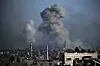 Røyk stiger opp fra israelske angrep mot Khan Younis onsdag i forrige uke. Foto: Mohammed Dahman / AP