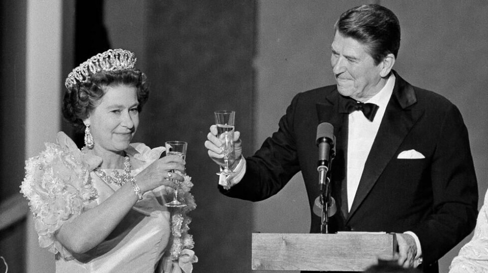 Daværende President Ronald Reagan og Dronning Elizabeth hever glassene ved en middag i San Francisco i 1983.