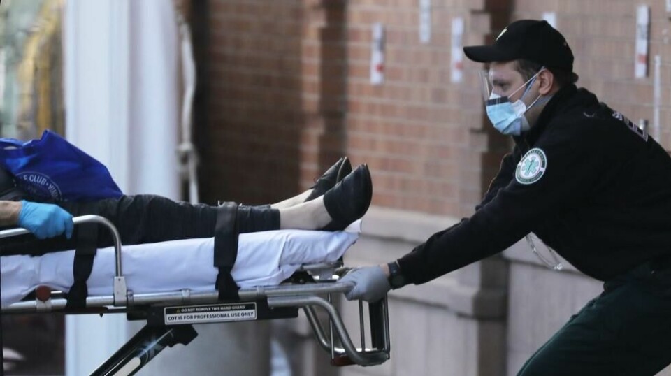 En Covid-19-pasient blir lagt inn på sykehus i Brooklyn, New York tirsdag 21. april. I New York dør det nå fire ganger så mange mennesker som normalt.