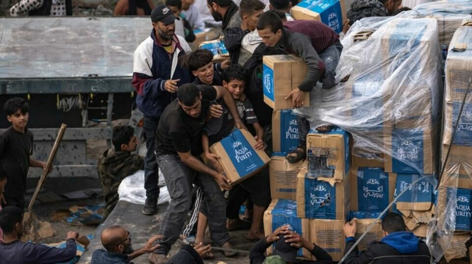 Desperasjonen øker blant palestinerne på Gazastripen, der hver fjerde nå står på randen av hungersnød, ifølge FNs nødhjelpskontor (OCHA) og Verdens matvareprogram (WFP). Foto: AP / NTB