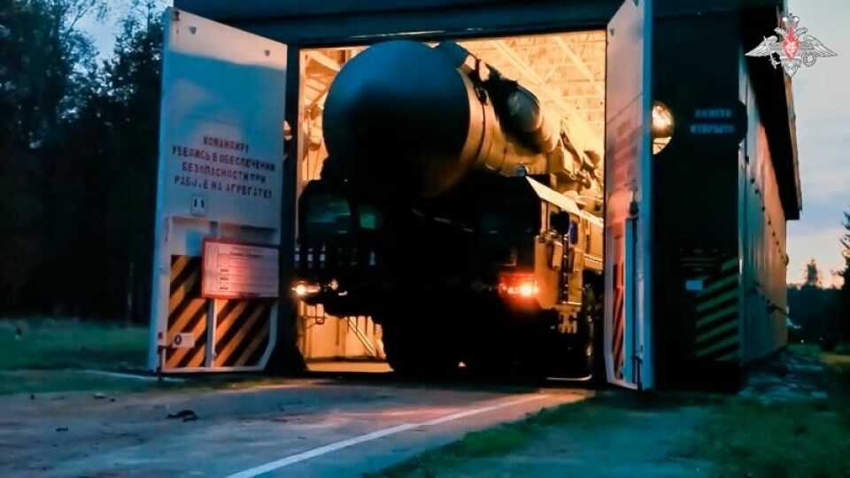 På dette bildet utgitt av det russiske forsvarsdepartementets pressetjeneste mandag 22. juli 2024, ruller en Yars interkontinental ballistiske rakettkaster fra en hangar under en militærøvelse nær Yoshkar-Ola, Russland. Landets kjernefysiske doktrine er nå endret for å senke terskelen for å bruke atomvåpen. (Det russiske forsvarsdepartementets pressetjeneste via AP)