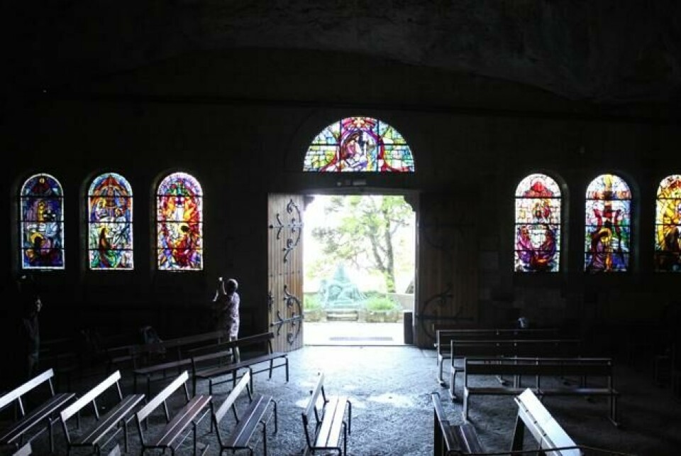 Hulen, der Maria Magdalena skal ha tilbrakt sine siste år, har idag en enkel kirke. Hulen, der Maria Magdalena skal ha tilbrakt sine siste år, har idag en enkel kirke.