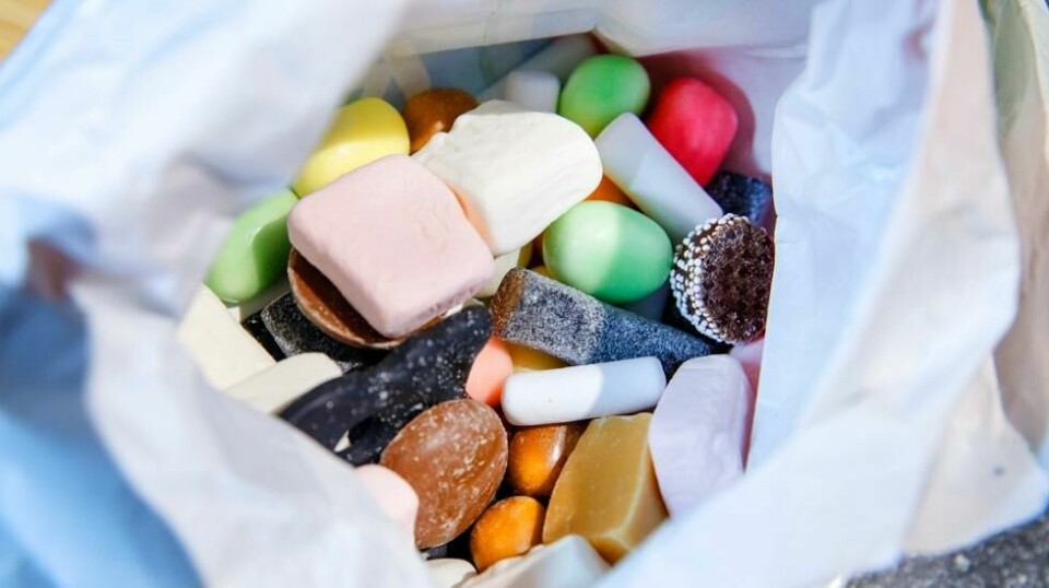 Prisen på typiske påskevarer er kuttet i butikkene hos alle de store kjedene, men ikke alle kutter prisen på smågodt. Foto: Gorm Kallestad / NTB