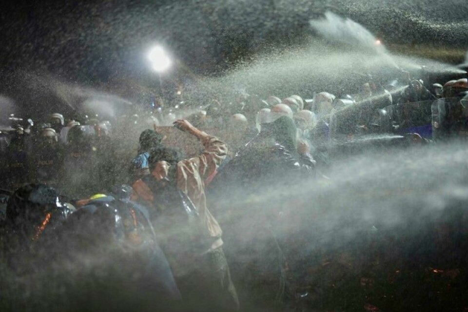 Opprørspoliti tok i bruk pepperspray og vannkanoner for å spre demonstranter i Istanbul lørdag, melder AP og AFP.